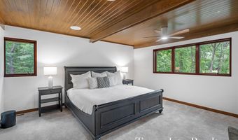 410 Greentree Ln NE, Ada, MI 49301