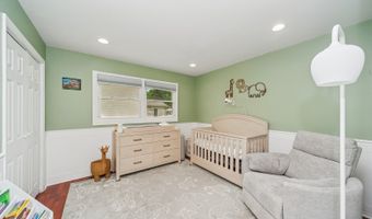 18 W Appletree Ln, Arlington Heights, IL 60004