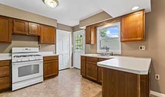 76 9th St, Belford, NJ 07718