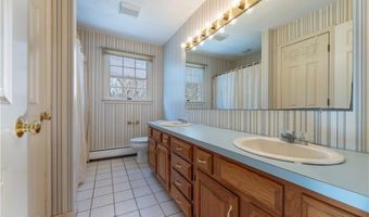 38 Kristen Ln, North Kingstown, RI 02852
