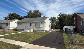 32 Penndale Dr, Amityville, NY 11701