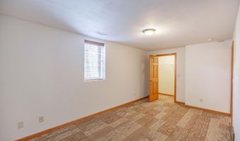 1415 Birchwood Ln, Aberdeen, SD 57401