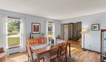 2242 Camelot Ct, Altoona, IA 50009