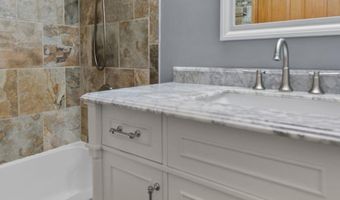 1330 N BRIARCLIFF Dr, Appleton, WI 54915