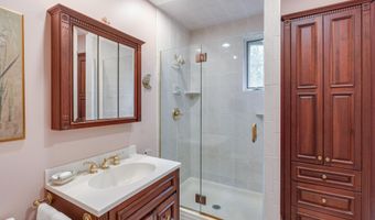 13 Serpentine Dr, Middletown, NJ 07748