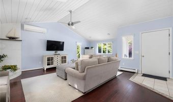 8 SCHOOL HOUSE Rd, Narragansett, RI 02882
