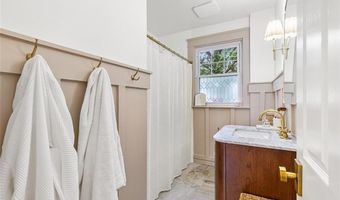 15 Berwick Pl, East Providence, RI 02916