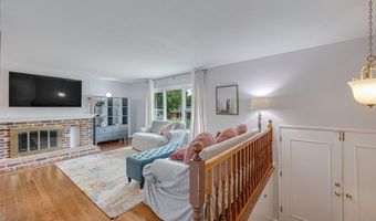 380 Genoa Dr, Ballwin, MO 63021