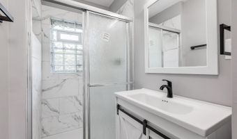 4 N327 7th Ave, Addison, IL 60101