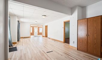 207 W 3rd St, Alcester, SD 57004