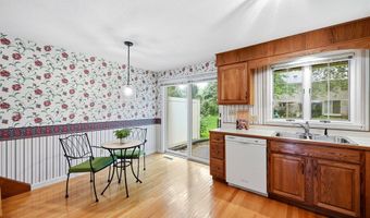 2 Mansion Woods Dr B, Agawam, MA 01001