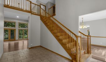 2 Echowood Dr, Algonquin, IL 60102