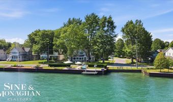 206 Edgewater Dr, Algonac, MI 48001