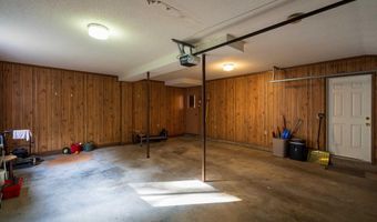 207 N 10th St, Albia, IA 52531