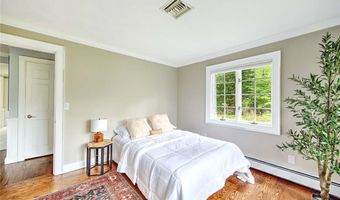 33 Meadowbrook Dr, Barrington, RI 02806