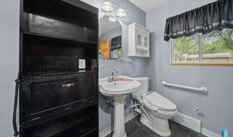 313 S 6th Ave, Brandon, SD 57005