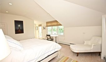215 Coggeshall Ave, Newport, RI 02840
