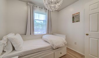 8 CARRIAGE HOUSE Cir, Alexandria, VA 22304