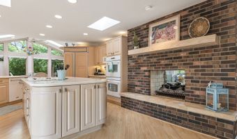 40484 Sunset Dr N, Antioch, IL 60002