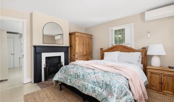 24 Barney St, Newport, RI 02840