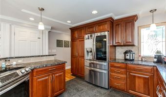 21 Crestwood Rd, Warwick, RI 02886