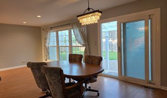 1719 W Lexington Dr, Arlington Heights, IL 60004