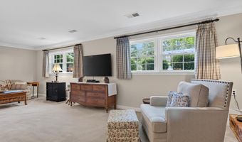 8024 GARLOT Dr, Annandale, VA 22003