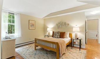 9 Scitterygussett Dr, Falmouth, ME 04105