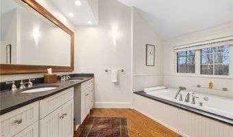 56 Summerfield Ln, Middletown, RI 02842