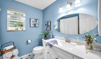 21 Lakeview Dr, Branford, CT 06405