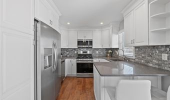 15 Hayes Rd, Amity Harbor, NY 11701