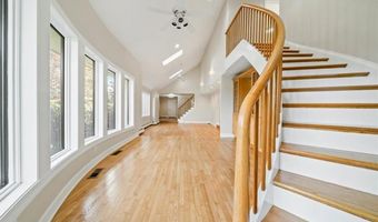 30 Dutchess Dr, Cranston, RI 02921