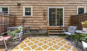 232 Point Of Woods Dr, Albany, NY 12203