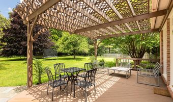 8809 SAUNDERS Ln, Bethesda, MD 20817
