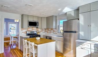 93 Narragansett Ave, East Providence, RI 02915