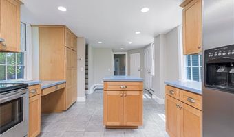 34 Pleasant St, North Kingstown, RI 02852