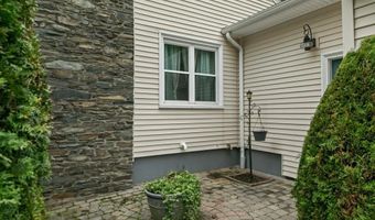 6 Wabasso Ter, Middletown, RI 02842