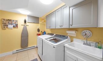 305 Hedgewood Dr, Akron, OH 44319
