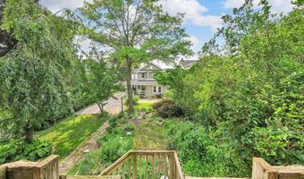 33 S 11TH St, Akron, PA 17501