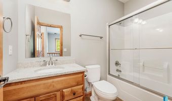 1817 W Ashton Trl, Brandon, SD 57005