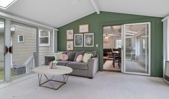 3 Oaks Ct, Albany, NY 12203