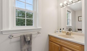 2 Winsome Lea Rd, Falmouth, ME 04105