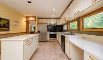 4 High Mountain Trl, Bayonne, NJ 07035