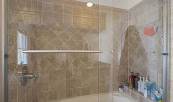 60 Ayrault St, Newport, RI 02840