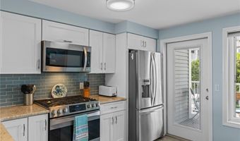 19 Beach St 13, Narragansett, RI 02882