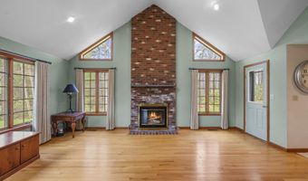 9 Maxwell Dr, Brookline, NH 03033