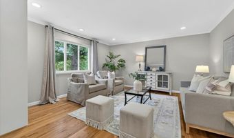 706 Clayworth Dr, Ballwin, MO 63011
