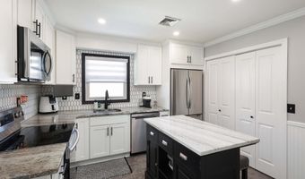 28 BIRCH St, Beachwood, NJ 08722