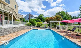 20 Laura Dr, Danbury, CT 06811