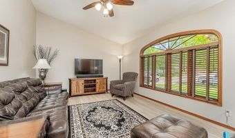 505 N Oak Ridge Rd, Brandon, SD 57005